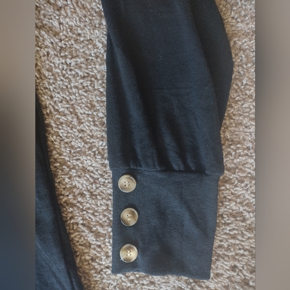 Dokotoo Color Block Long Sleeve V-neck Top with Button Accents NWT - Picture 7 of 9